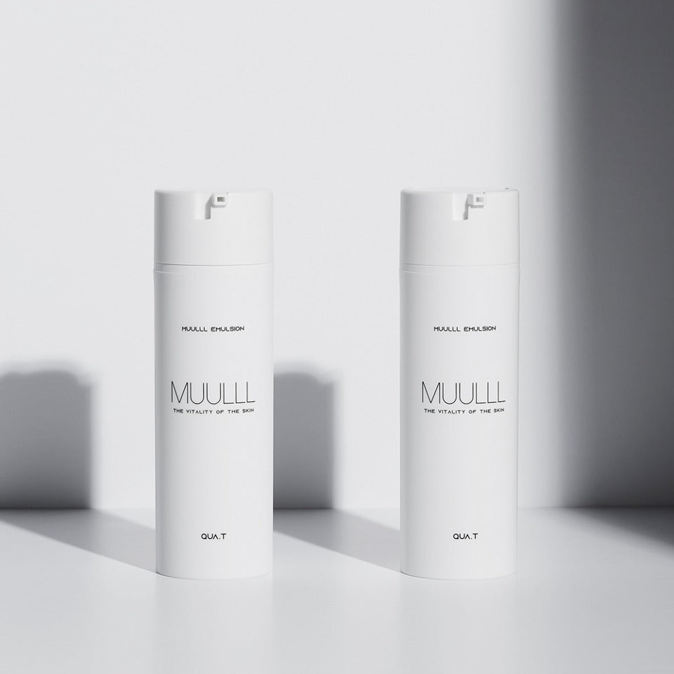 QUA-T Emulsion 150ml de la marque QUA-T : flacons blancs sur fond clair, mise en scène produit en studio.