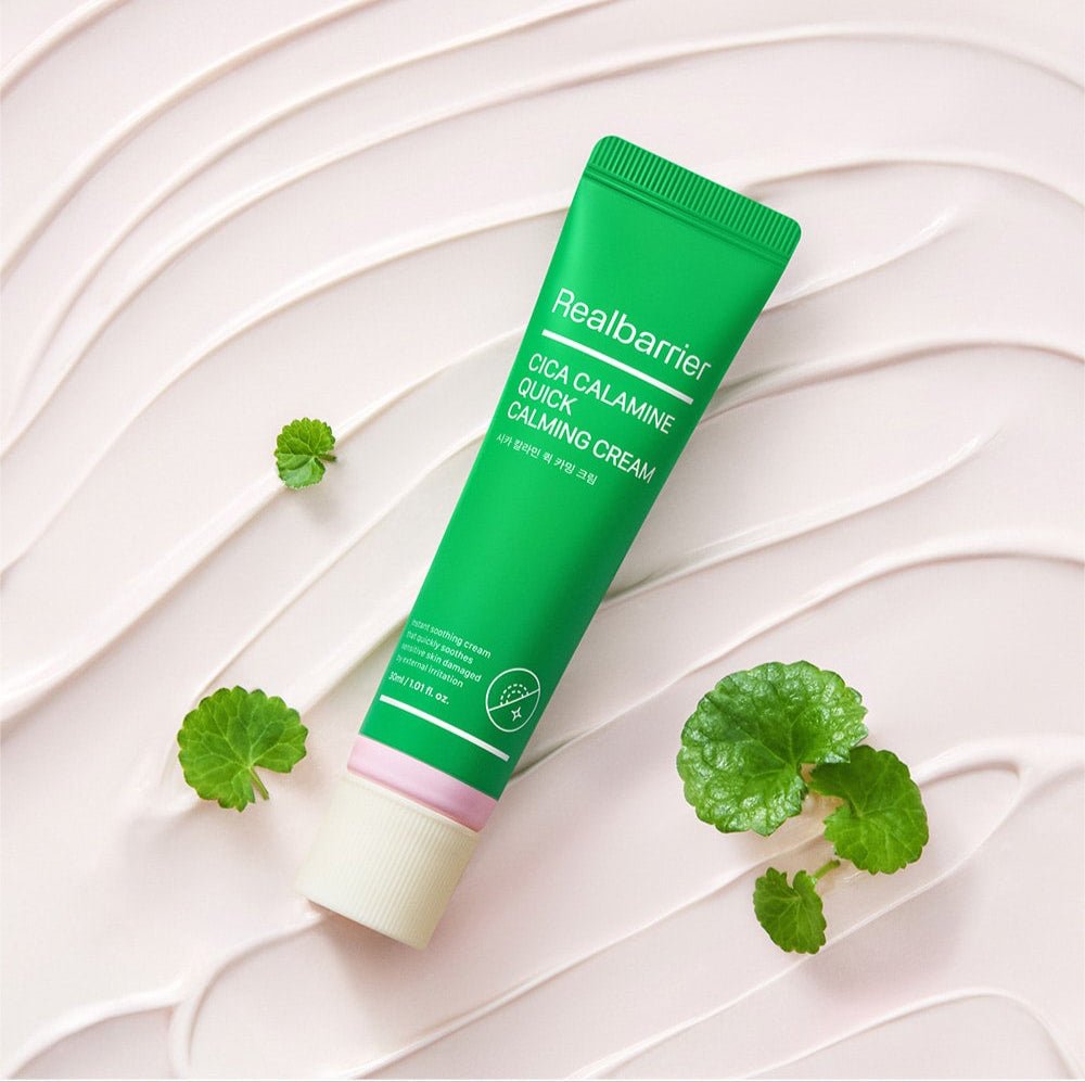 REAL BARRIER Cica Calamine Quick Calming Cream 30ml de la marque Real Barrier, tube vert sur fond crème avec feuilles vertes.