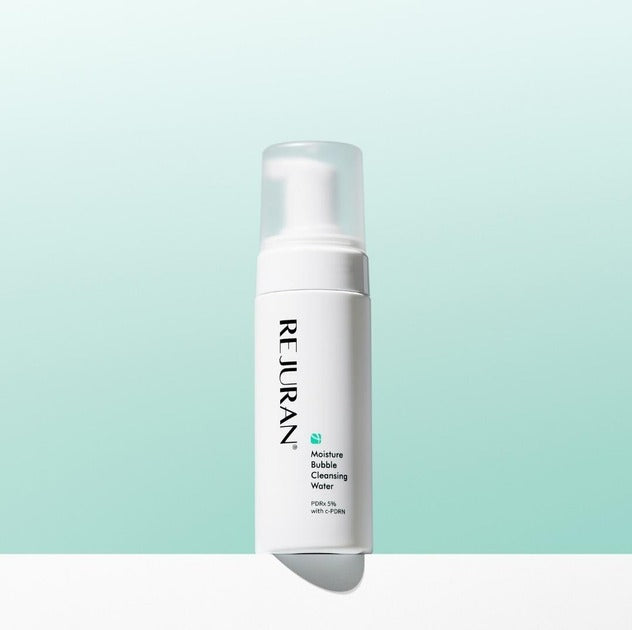 Décris l'image en français en mentionnant le produit, la marque et le contexte visuel : REJURAN Derma Healer Moisture Bubble Cleansing Water 150ml