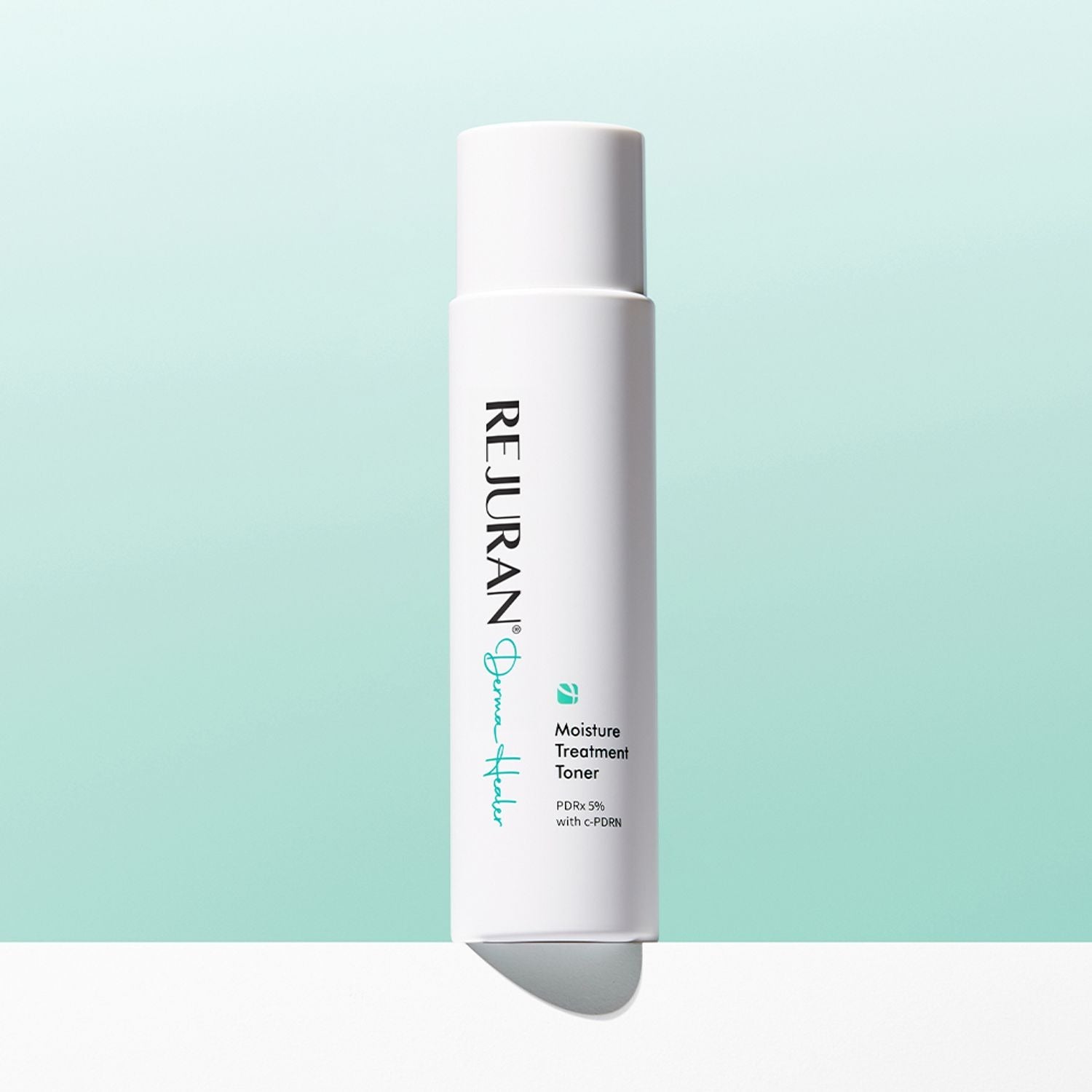 Photo du REJURAN Derma Healer Moisture Treatment Toner 150ml de la marque REJURAN sur fond turquoise.