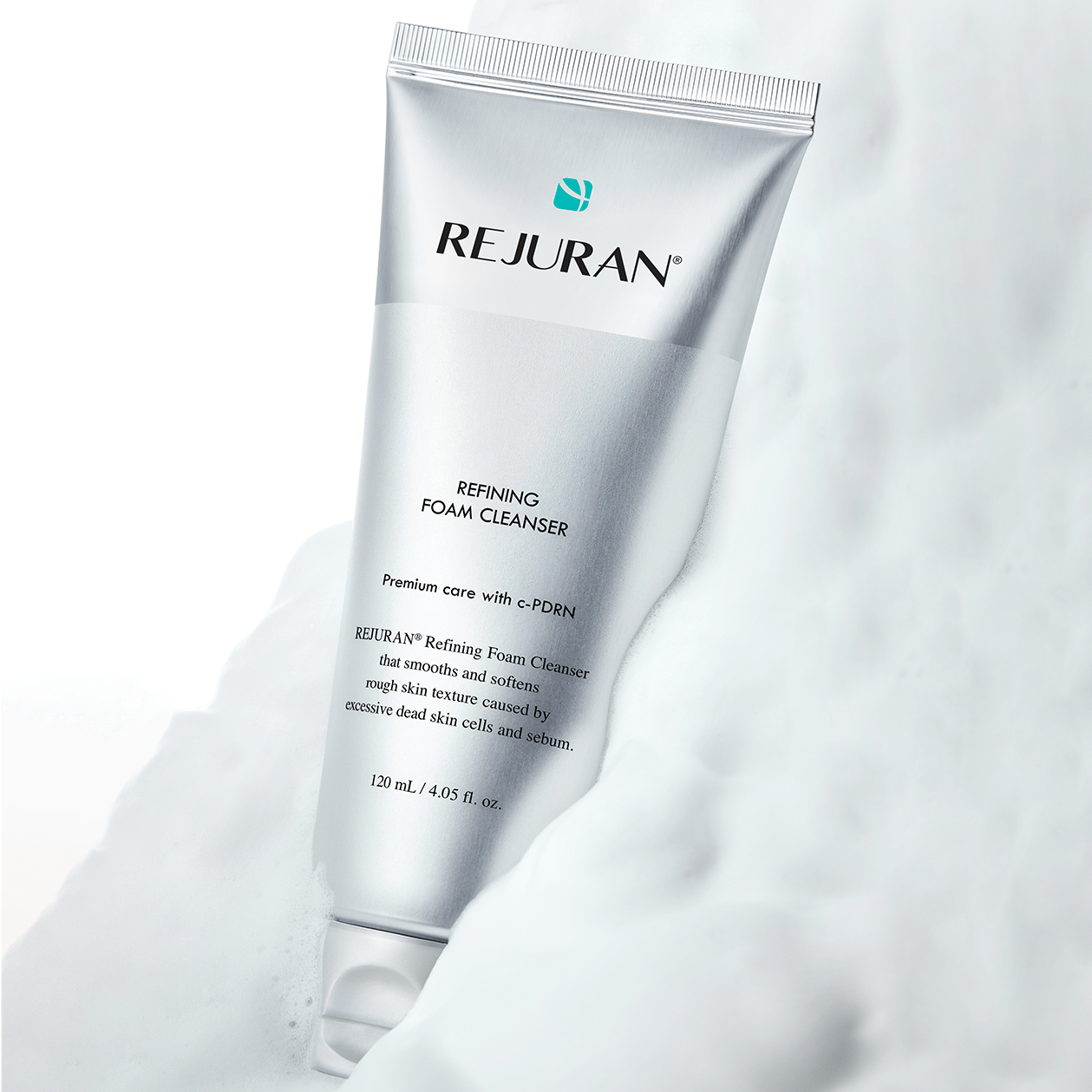 REJURAN Refining Foam Cleanser 120ml, tube blanc REJURAN sur fond crème et nuage, salle de bain, photo produit.
