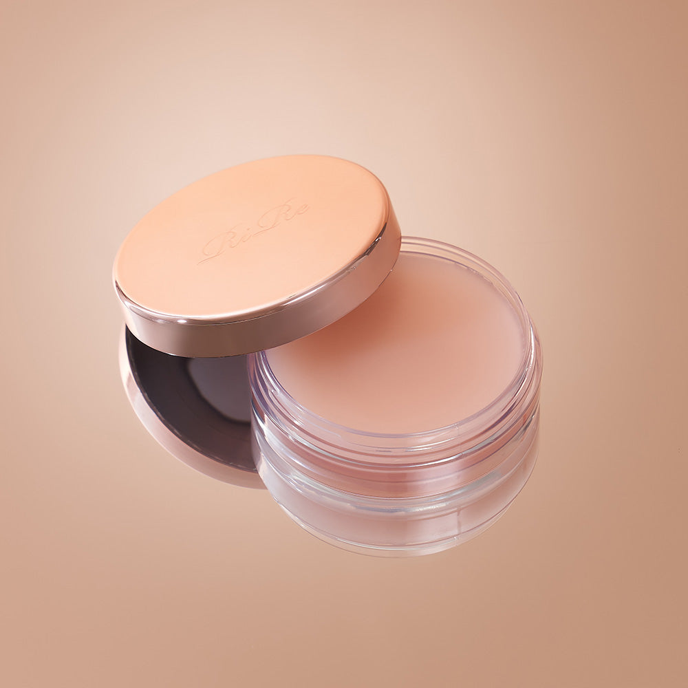RIRE Moisture Volume Lip-Balm 7g, baume à lèvres RIRE, pot et couvercle sur fond beige, gros plan lumineux