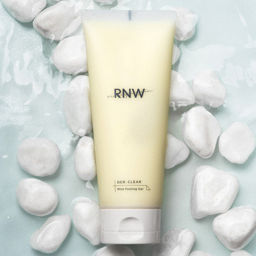RNW Mild Peeling Gel 150ml, gel exfoliant de la marque RNW sur fond bleu avec galets blancs, contexte visuel spa.