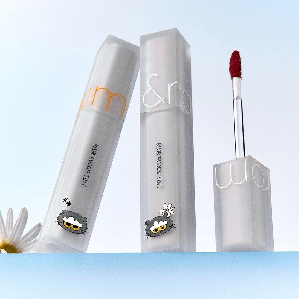 ROMAND x Joanne Friends Blur Fudge Tint, produits maquillage de la marque ROMAND, visuel clair avec tube et applicateur
