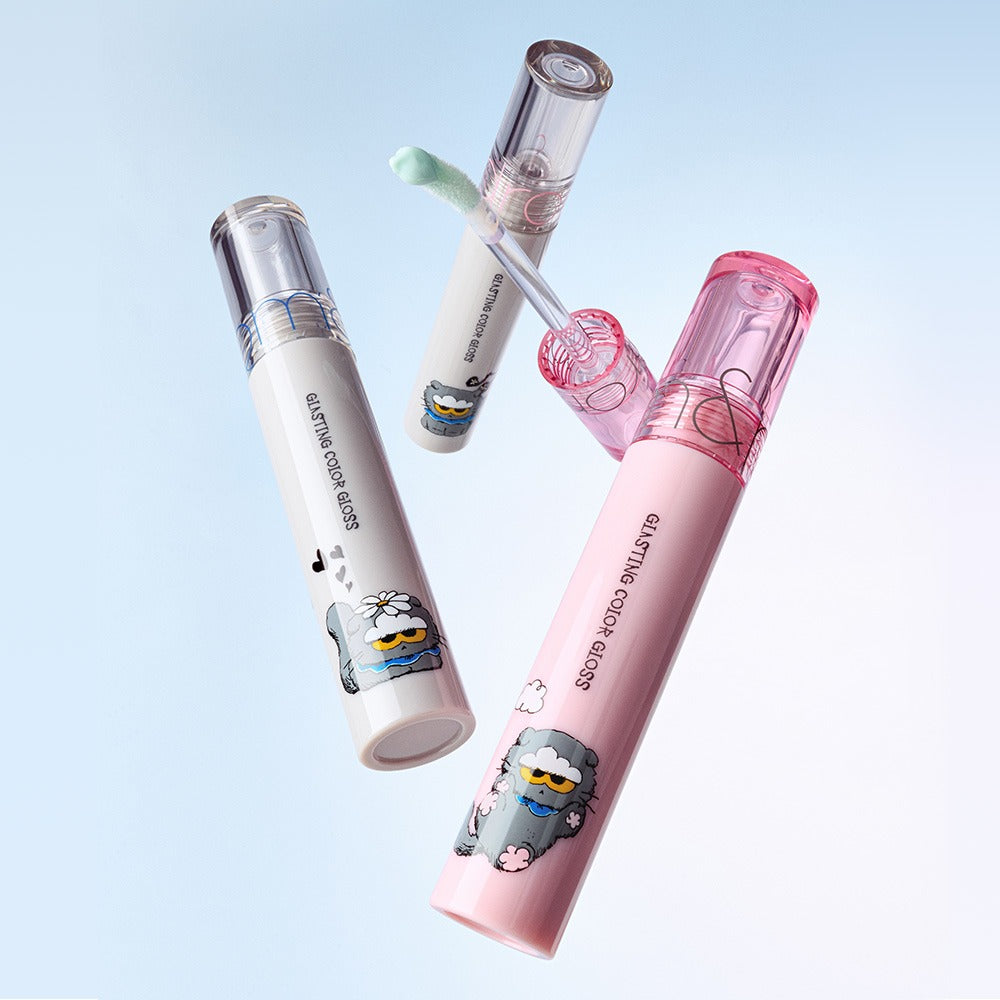 ROMAND x Joanne Friends Glasting Color Gloss de ROMAND, tubes de gloss illustrés sur fond bleu clair