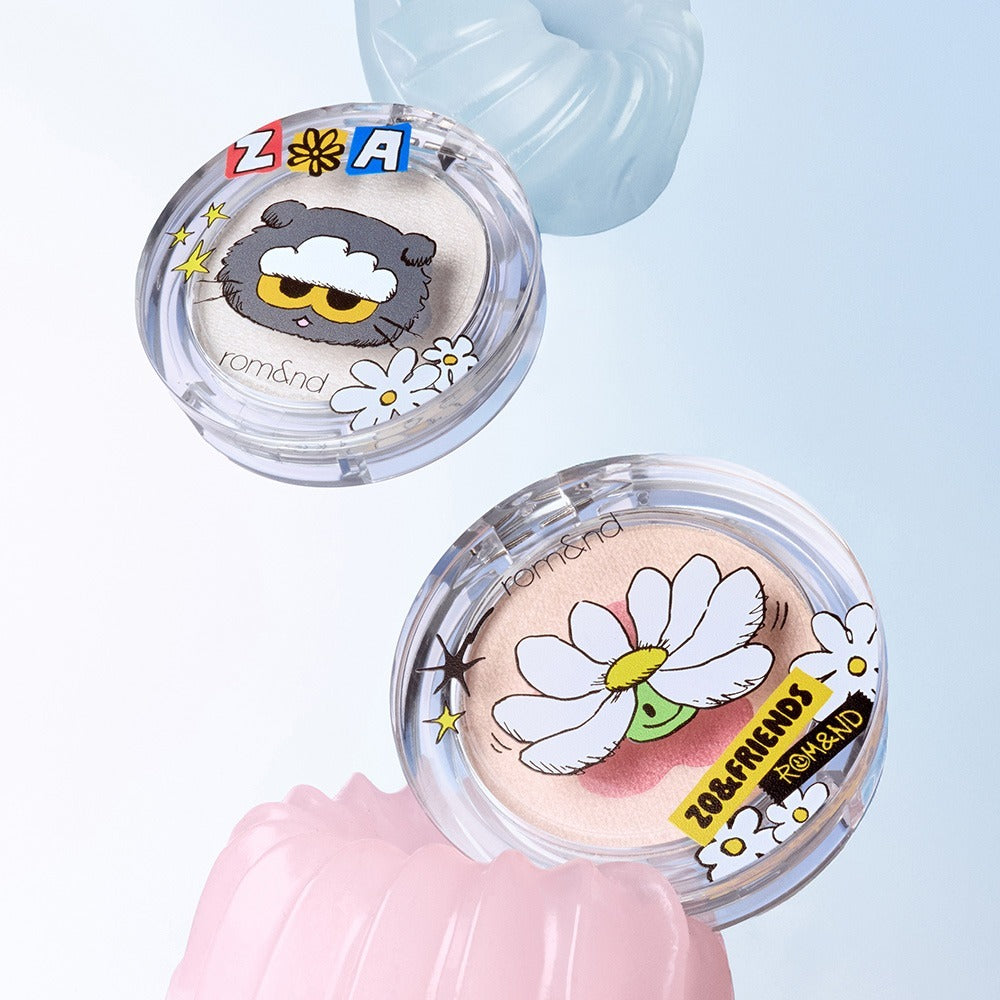 ROMAND x Joanne Friends Dual Jelly Highlighter en deux teintes avec design floral et animal sur un fond pastel.