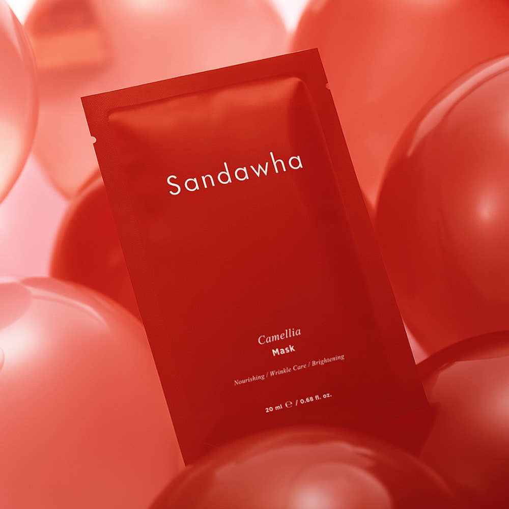 SANDAWHA Camellia Mask 5-piece set : pack de masques Sandawha, scène rouge avec pots et fond pastel.
