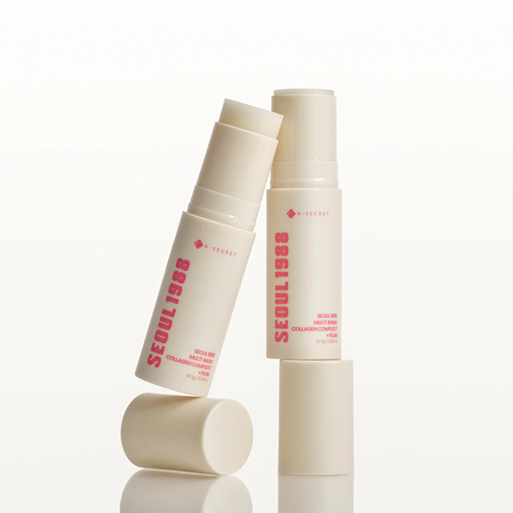 Décris l'image en français en mentionnant le produit, la marque et le contexte visuel : SEOUL 1988 Multi Balm Collagen Complex 7+ Plum 10.7g, sticks beige sur fond clair.