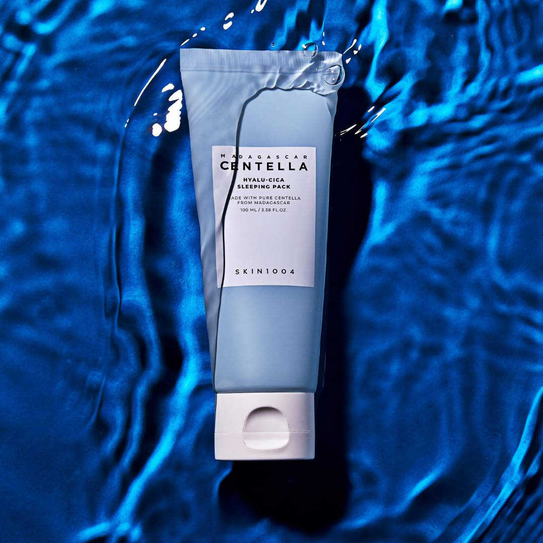 SKIN1004 Madagascar Centella Hyalu-Cica Acid Sleeping Pack 100ml, tube sur tissu bleu, marque SKIN1004, ambiance nuit