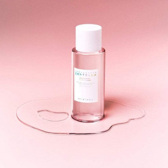 SKIN1004 Madagascar Centella Poremizing Clear Toner 210ml de SKIN1004, flacon rose sur fond rose pastel