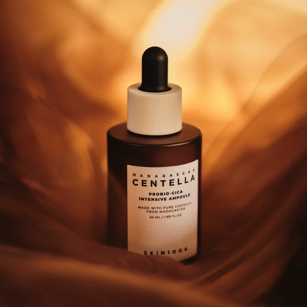 SKIN1004 Madagascar Centella Probio-cica Intensive Ampoule 95ml de la marque SKIN1004, sérum sur fond beige chaleureux.