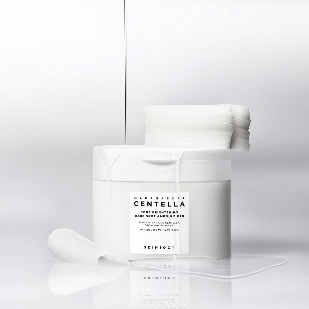 SKIN1004 Madagascar Centella Tone Brightening Dark Spot Ampoule Pads (60 sheets) de la marque SKIN1004, pack et coussinets blancs sur fond clair.