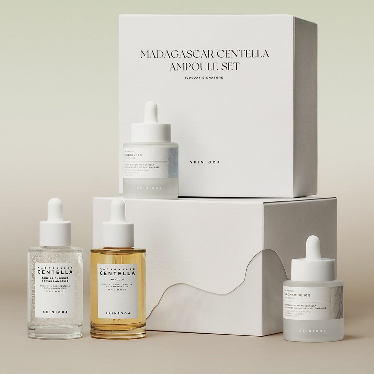 SKIN1004 Madagascar Centella Ampoule Set - 1004 Day Signature sur fond beige, présentation des flacons et coffret blanc.