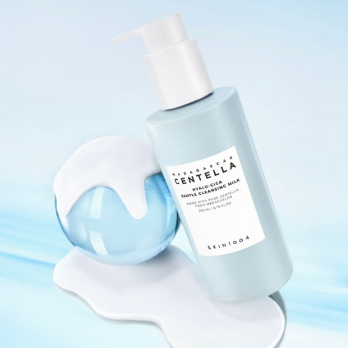 Flacon de SKIN1004 Madagascar Centella Hyalur-Cica Gentle Cleansing Milk 200ml sur fond bleu.