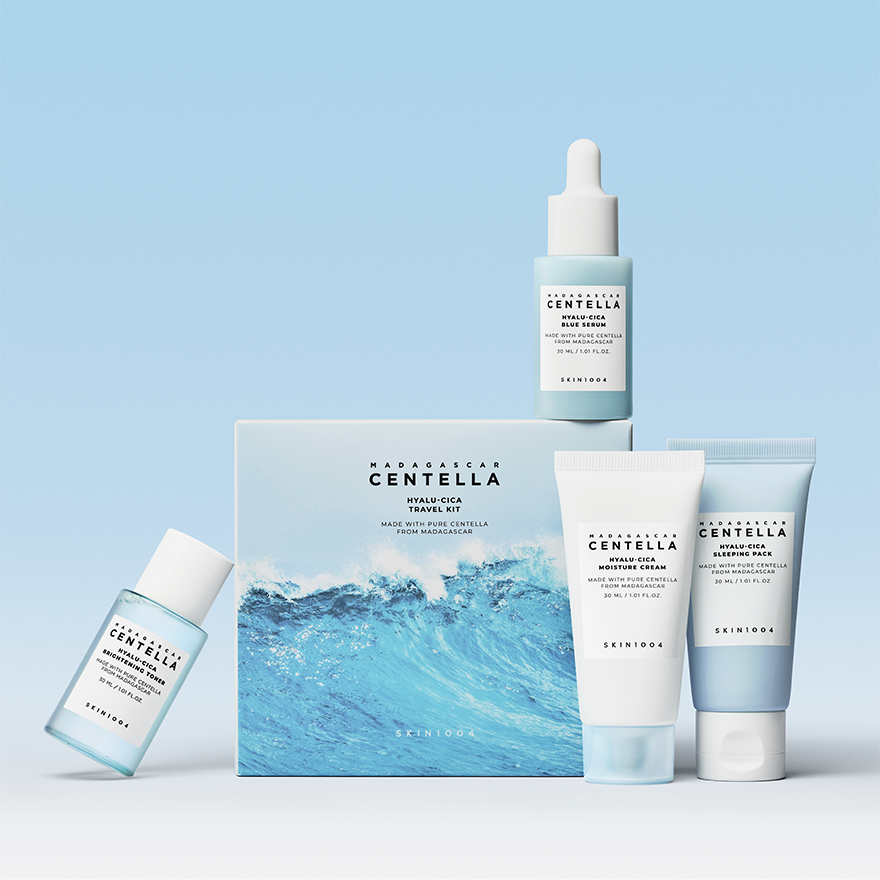Ensemble de voyage SKIN1004 Madagascar Centella Hyaluronic Acid Travel Kit avec sérums et crèmes sur fond bleu océan, idéal pour la peau.