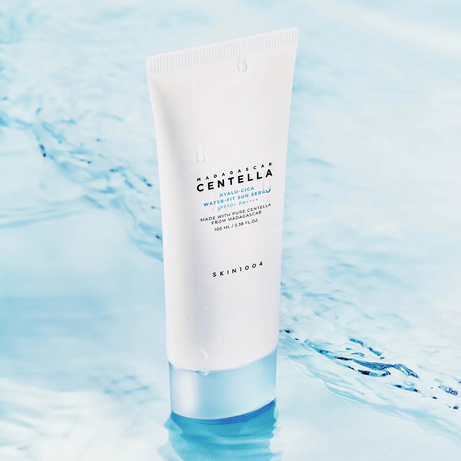 SKIN1004 Madagascar Centella Hyaluronic Acid Water-Fit Sun Serum 100ml sur fond d'eau, hydratation optimale et protection solaire.