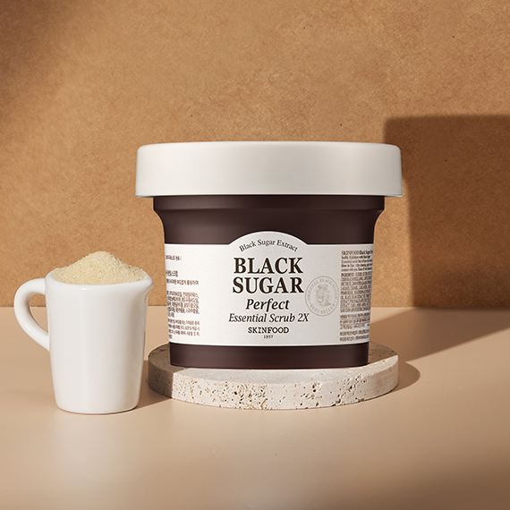 SKINFOOD Black Sugar Perfect Essential Scrub 2x 210g disponible sur Ma petite Coree, ton Eshop 100% K-beauty en direct de Seoul