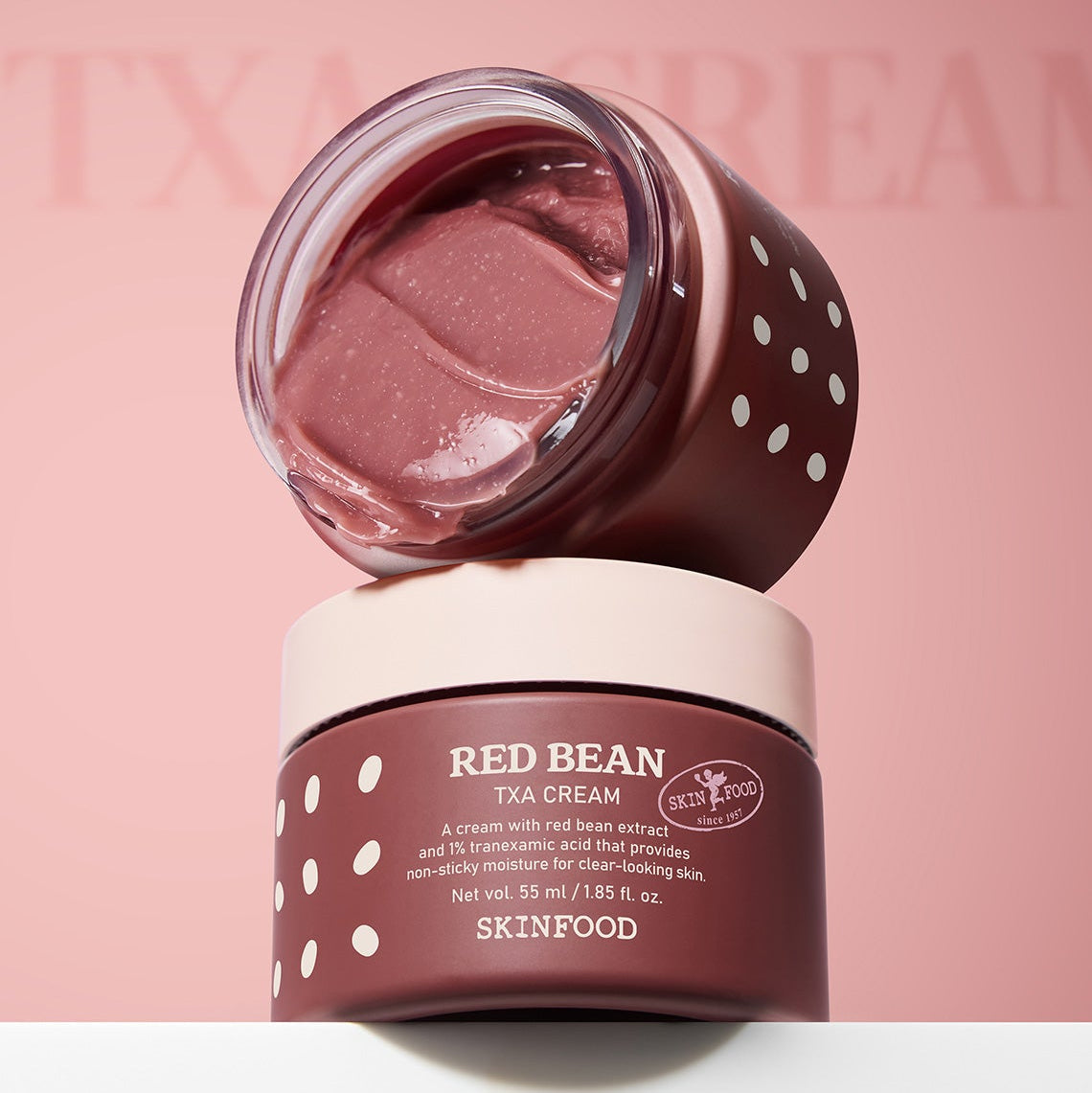 SKINFOOD Red Bean Tranexamic Acid Cream 55ml, crème anti-taches, pot ouvert sur fond rose, branding SKINFOOD visible.