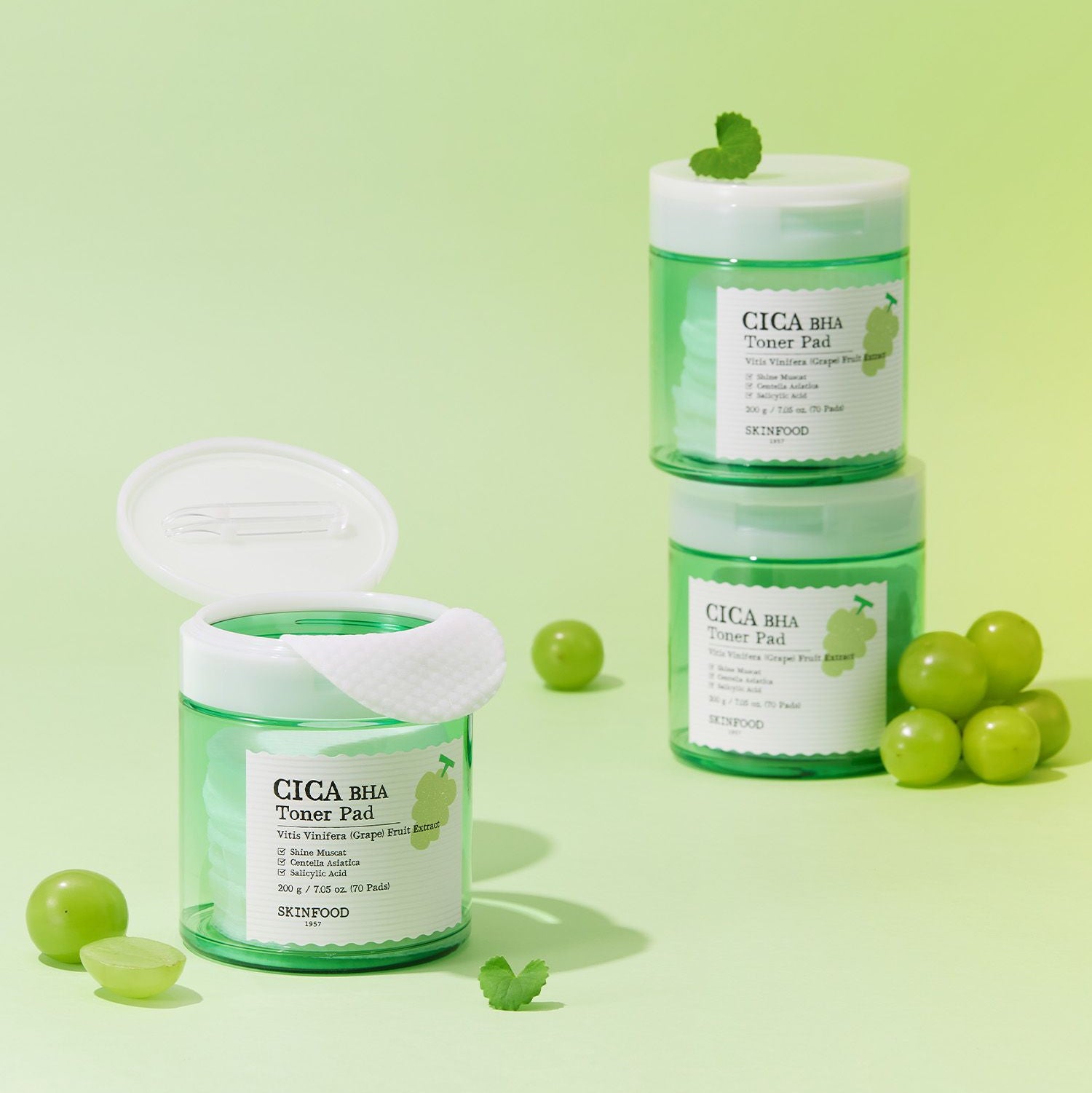 SKINFOOD Shine Muscat Cica Bach Toner Pad (70 sheets) sur fond vert avec pads, marque et feuilles de cica.