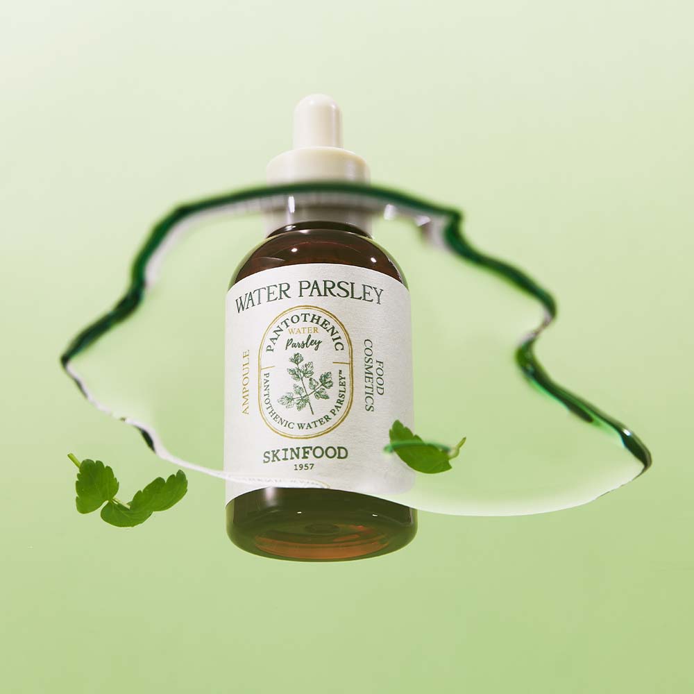 SKINFOOD Pantothenic Water Parsley Ampoule 50ml, flacon vert sur fond clair avec feuilles de persil en contexte visuel beauté