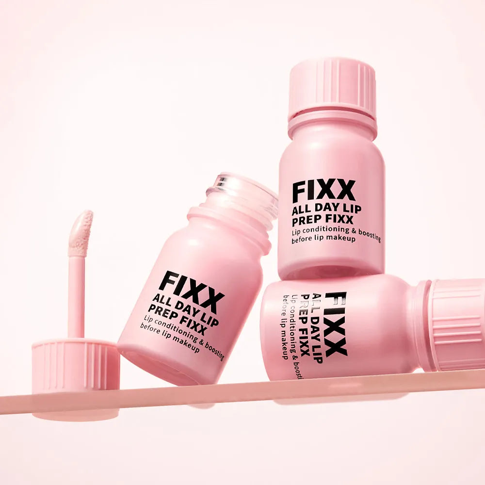 SO NATURAL All Day Lip Prep Fixer 10ml de FIXX, flacons rose sur fond clair, packshot maquillage.