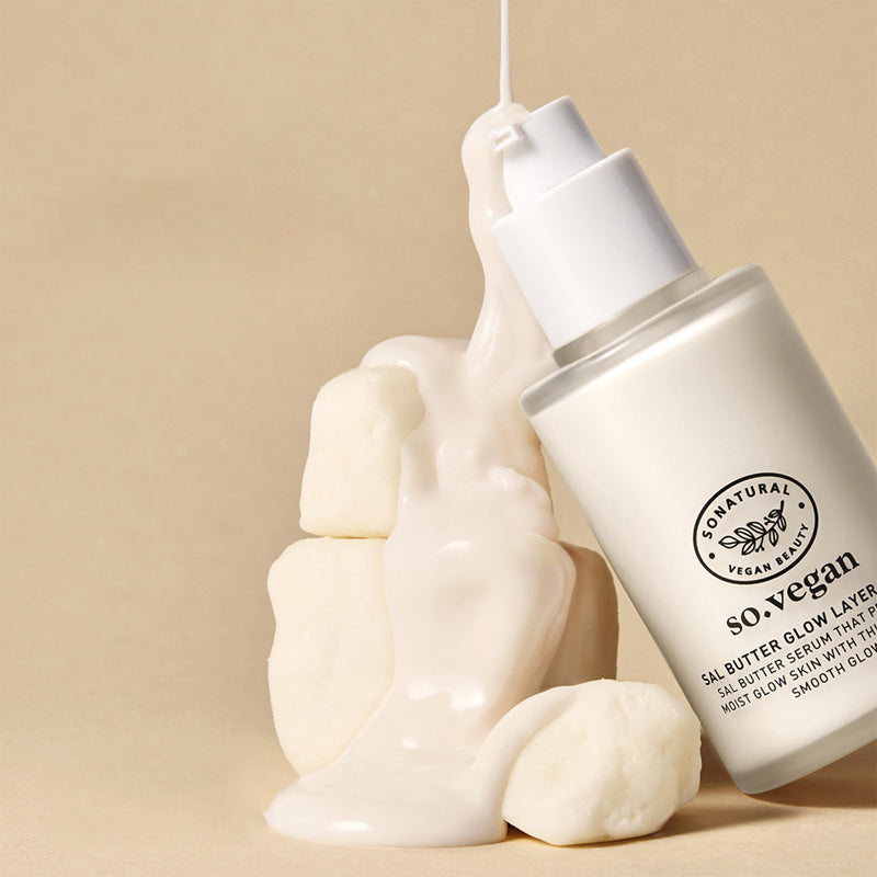 SO NATURAL Sal Butter Blending Serum 50ml, pot blanc et crème, ambiance skincare naturelle sur fond beige