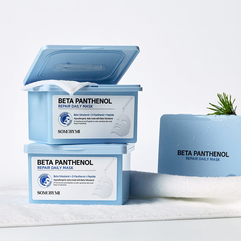 SOME BY MI Beta Panthenol Repair Daily Mask 30ea, boîte ouverte sur serviette blanche avec ambiance soins beauté bleu ciel