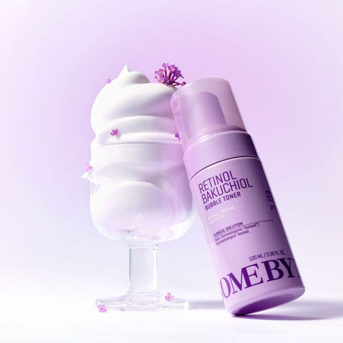 SOMEBYMI Retinol Bakuchiol Bubble Toner 100ml avec mousse et fleurs violettes, toner facial innovant en flacon élégant.