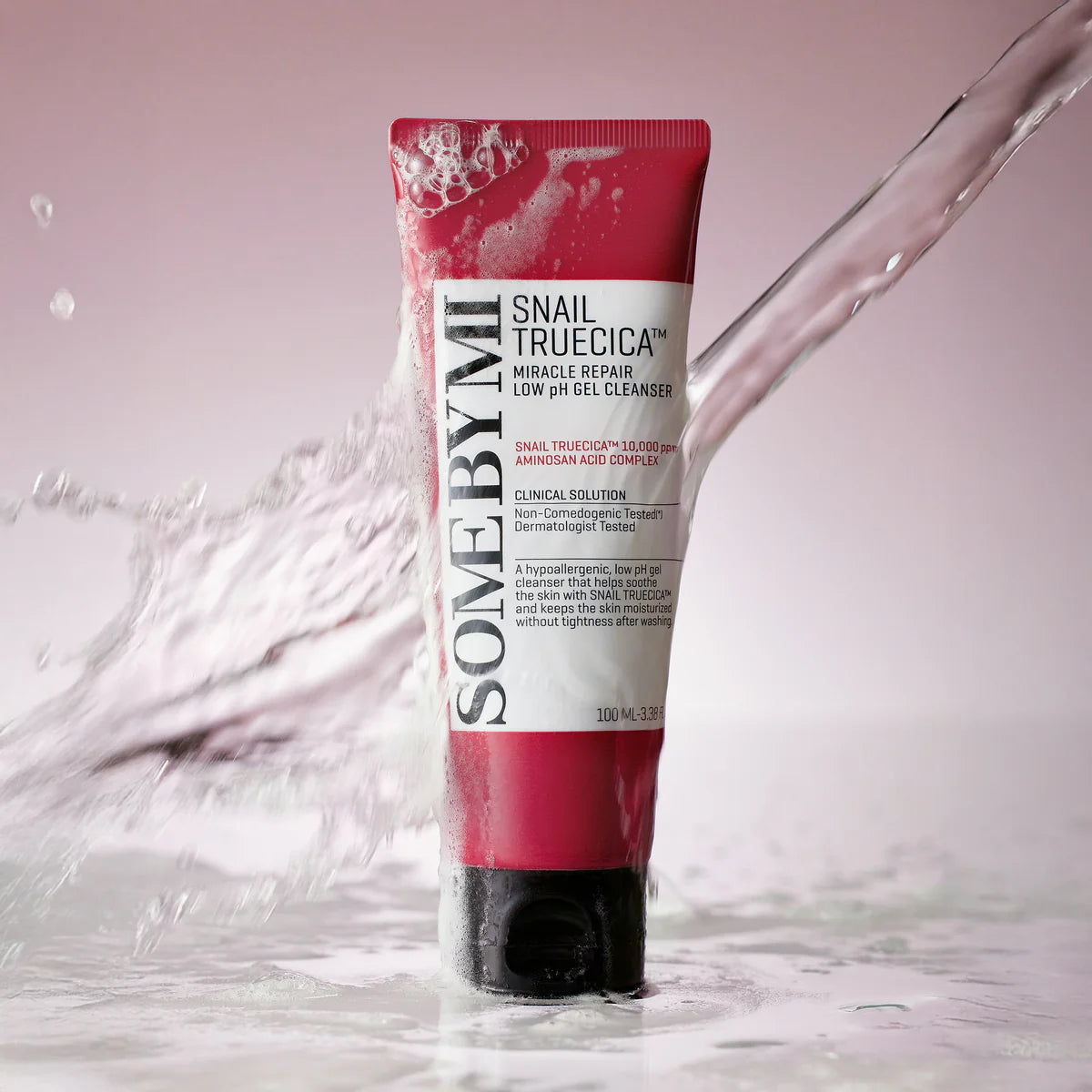 SOME BY MI Snail Truecica Miracle Repair Low PH Gel Cleanser 100ml, tube marquage sur fond éclaboussures d’eau