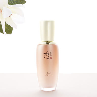 SOORYEHAN Bon Ultra-Moisturizing Essence 45ml, flacon sur fond blanc avec fleur, lumière douce, marque SOORYEHAN