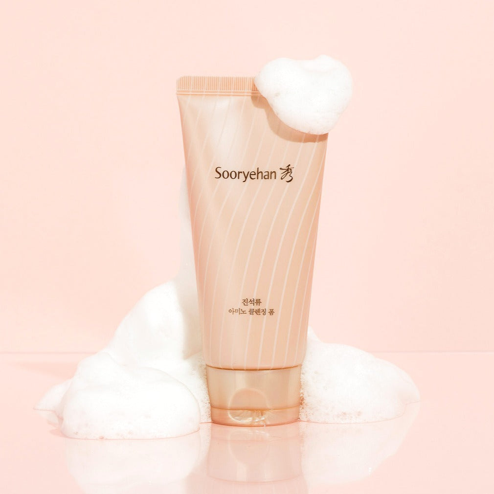 SOORYEHAN Jinseokryu Amino Cleansing Foam 160ml : tube crème avec mousse, style spa sur fond rose, marque Sooryehan.