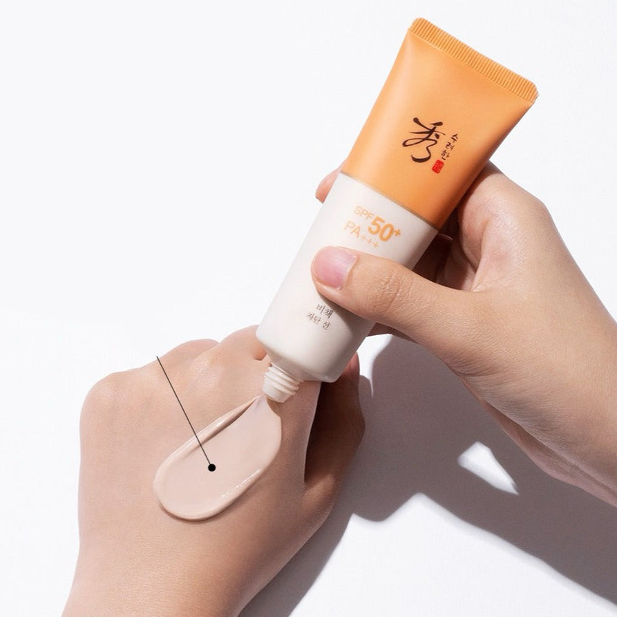 Application de SOORYEHAN Bi-Cheok-Ja-Den Sunscreen 50ml sur la main, protection solaire SPF 50+