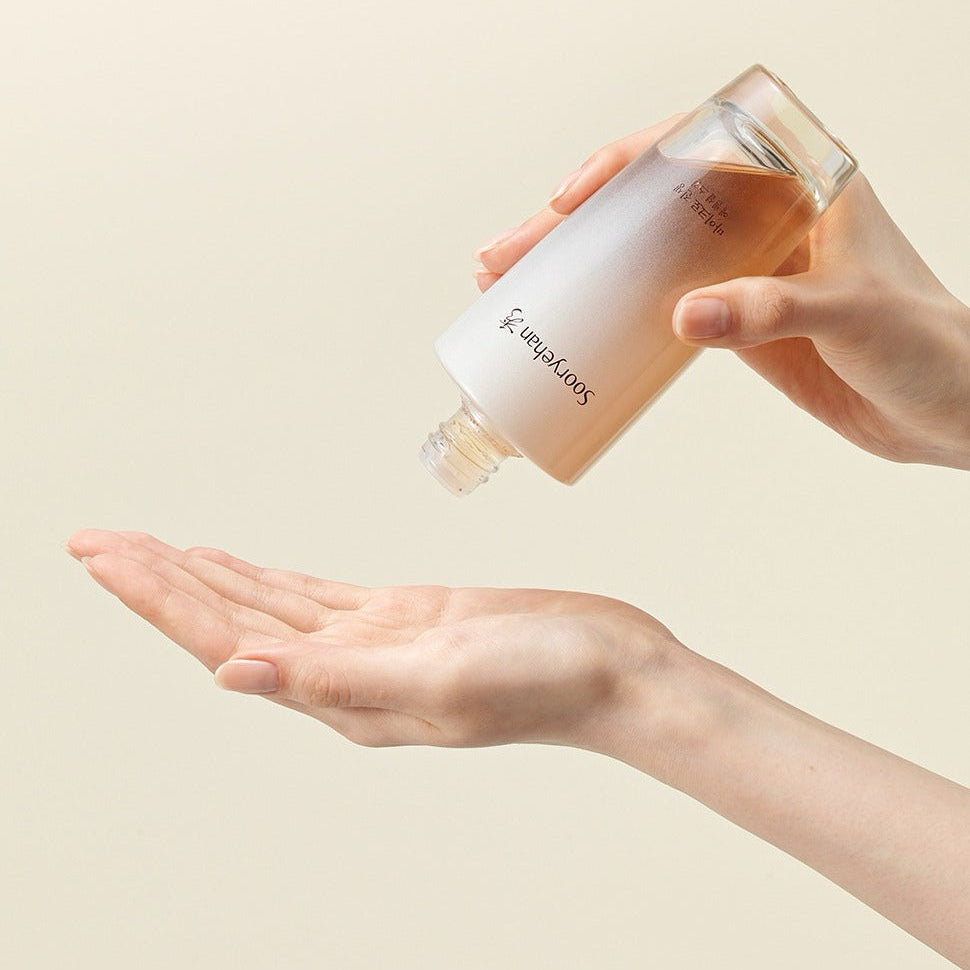 Versement du SOORYEHAN Micro Ginseng Essentail Skin 150ml dans une main, soin quotidien visage hydratant et revitalisant.