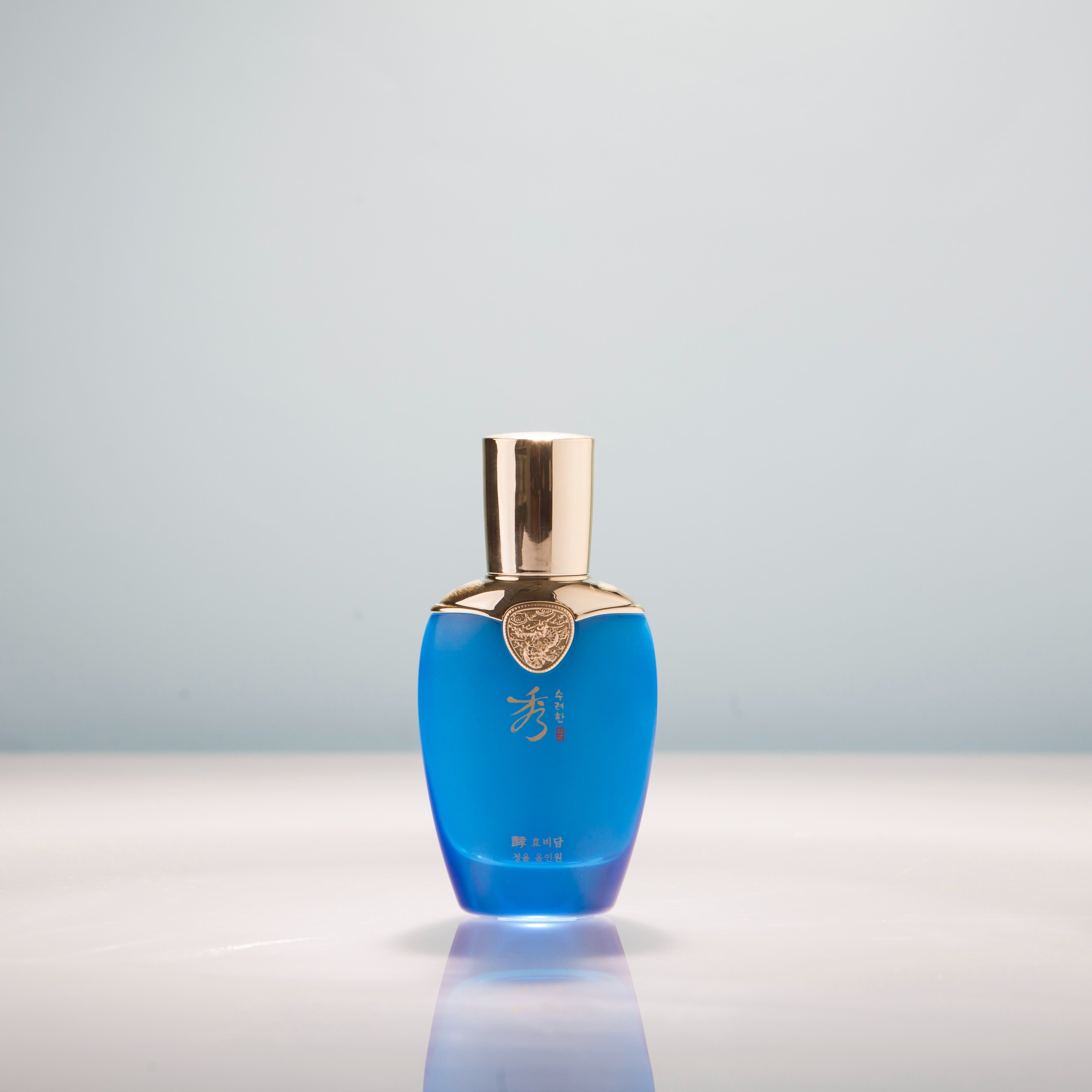 Flacon SOORYEHAN Hyobidam Jeongyul All-in-One 100ml sur fond bleu, produit de beauté coréen haut de gamme.