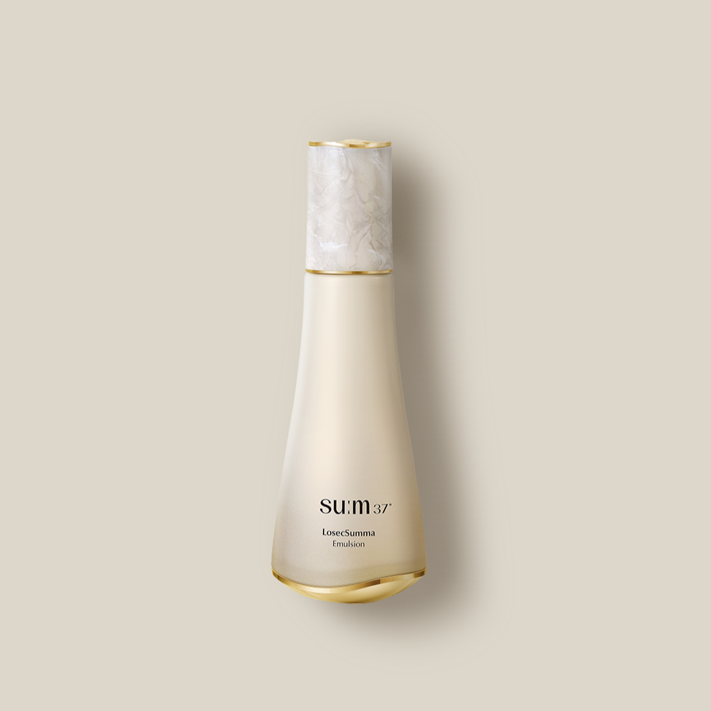 SU:M37 LosecSumma Emulsion 130ml de SU:M37, flacon crème blanc et or sur fond clair minimaliste.