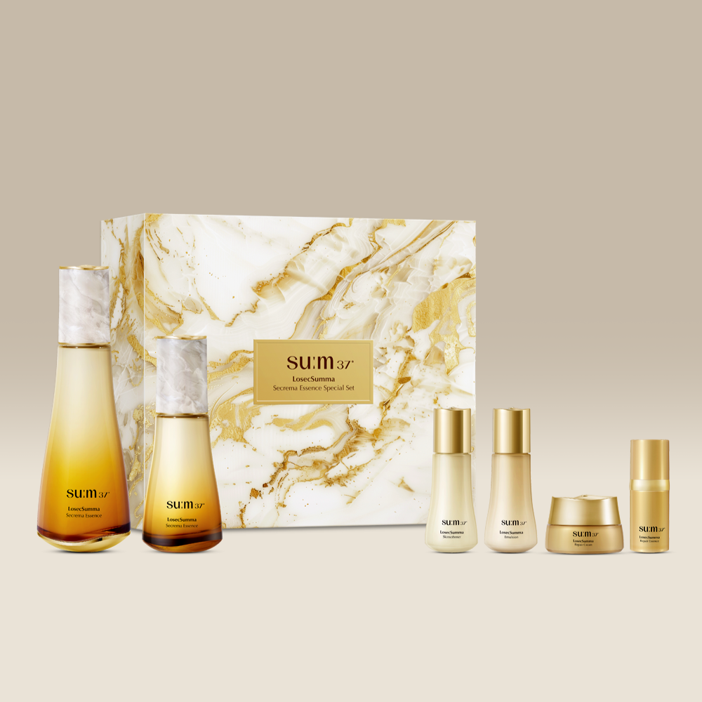 SU:M37 LosecSumma Secrema Essence Planning (Set) de la marque SU:M37, pack de soins sur fond beige avec bouteilles.