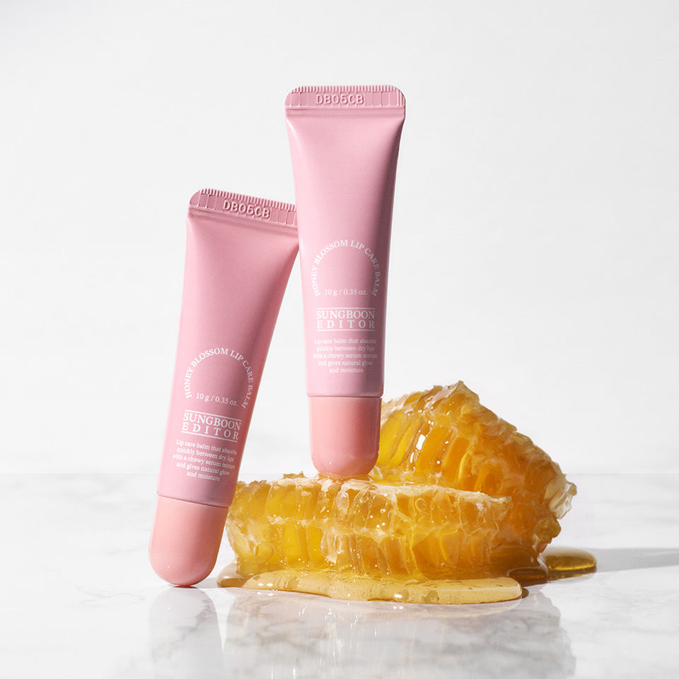 SUNGBOON EDITOR Honey Blossom Lip Care Balm, tubes roses sur fond blanc avec miel et texture florale en gros plan
