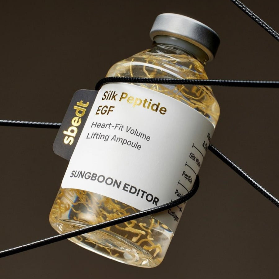 SUNGBOON EDITOR Silk Peptide EGF Heart-Fit Volume Lifting Ampoule 40ml, flacon sur fond sombre en studio avec ruban