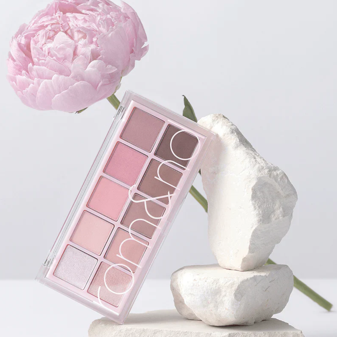ROMAND Better Than Palette, maquillage yeux, palette nude rose de la marque ROMAND sur fond clair fleuri