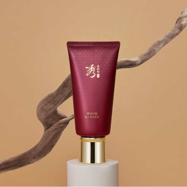 Produit de beauté coréen SOORYEHAN Hyobidam Fermented Cleansing Foam 160ml sur fond beige avec branche élégante.