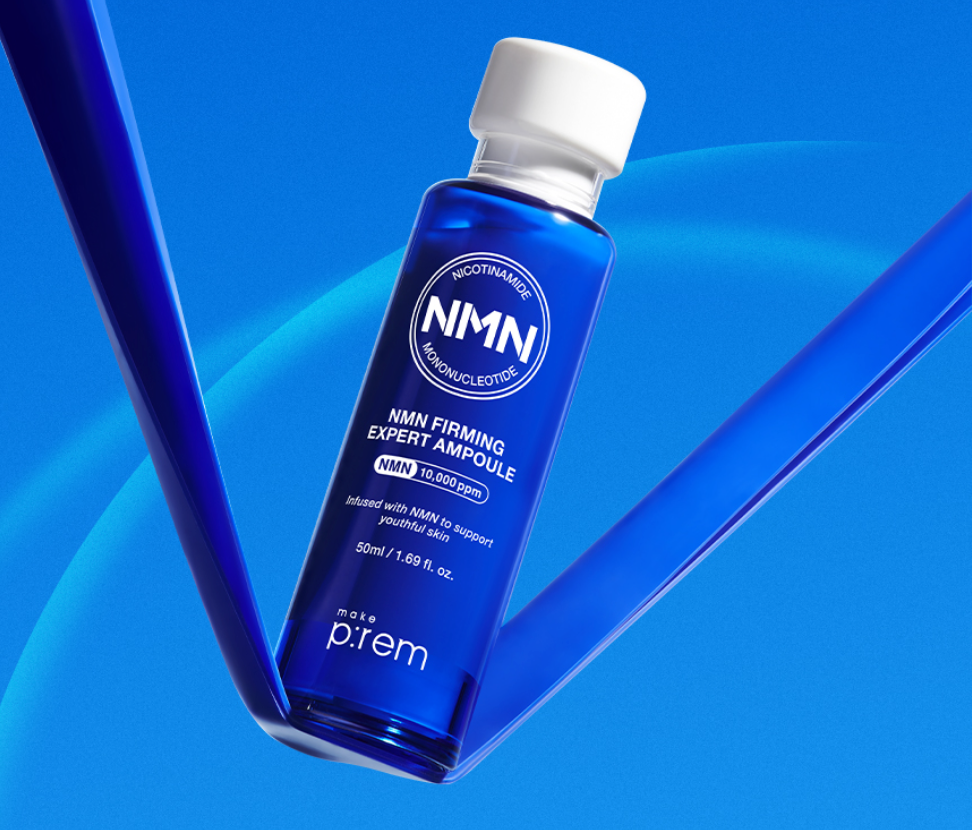 MAKE PREM NMN Firming Expert Ampoule 50ml, produit raffermissant, bouteille bleue sur fond bleu dynamique.