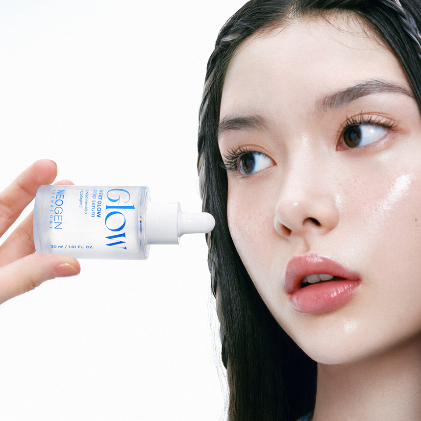 Sérum NEOGEN Next Glow Prep 32ml en flacon, présenté à côté d'un visage féminin avec une peau éclatante.