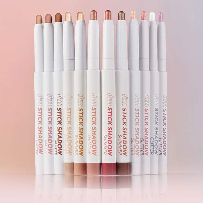 "Collection de maquillages I'M MEME I'm Stick Shadow Series (Matte/Shimmer/Glitter) alignée."