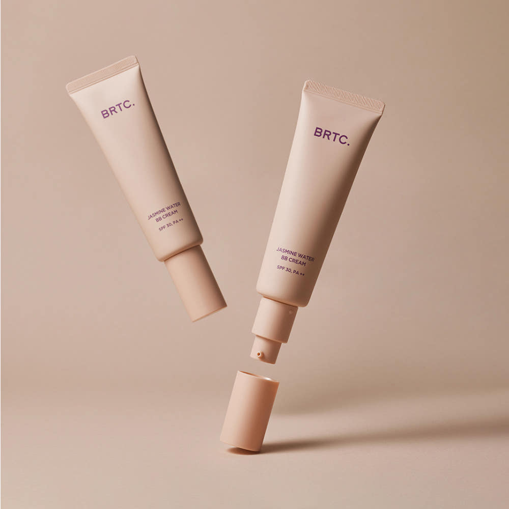 BRTC Jasmine Water BB Cream 60g de BRTC, tubes beige sur fond beige, mise en scène produit cosmétique.
