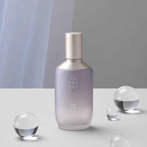 Décris l'image en français : THE FACE SHOP Yehwadam For Men Lotion 150ml, flacon blanc sur fond gris avec éléments sphériques