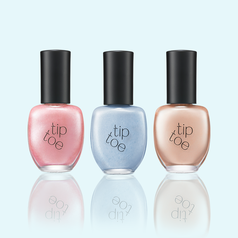 TIP TOE Matte Glitter Nail Polish de la marque tip toe, flacons brillants mats sur fond clair pastel.