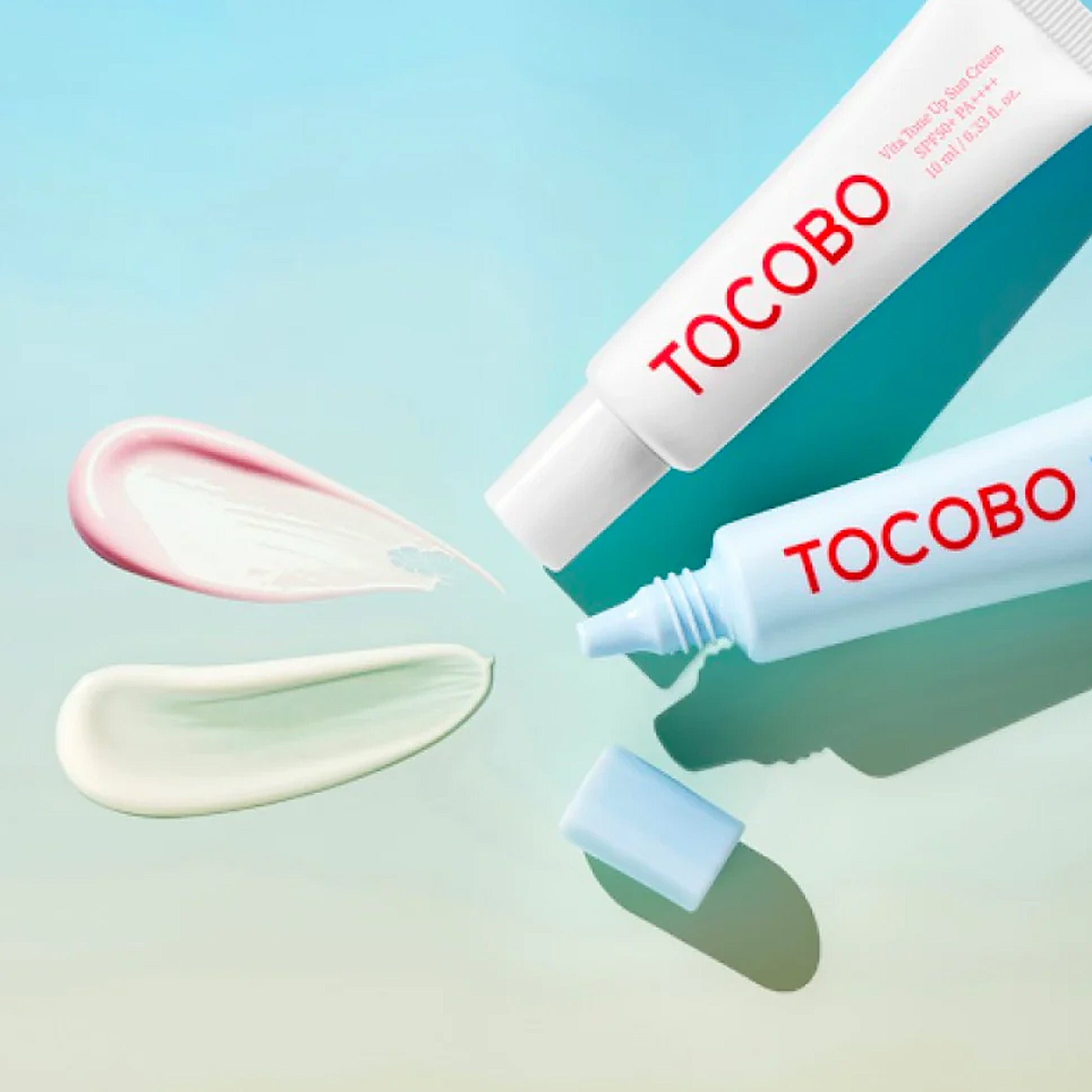 TOCOBO Sun Care Mini Duo avec deux crèmes solaires, textures de lotion montrant une protection solaire efficace.