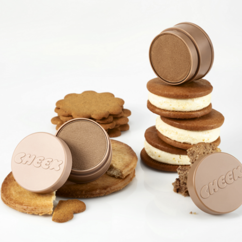 TONY MOLY Cheektone Jelly Blusher de la marque TONY MOLY, flacon beige sur décor biscuits, texte “Cheeks”.