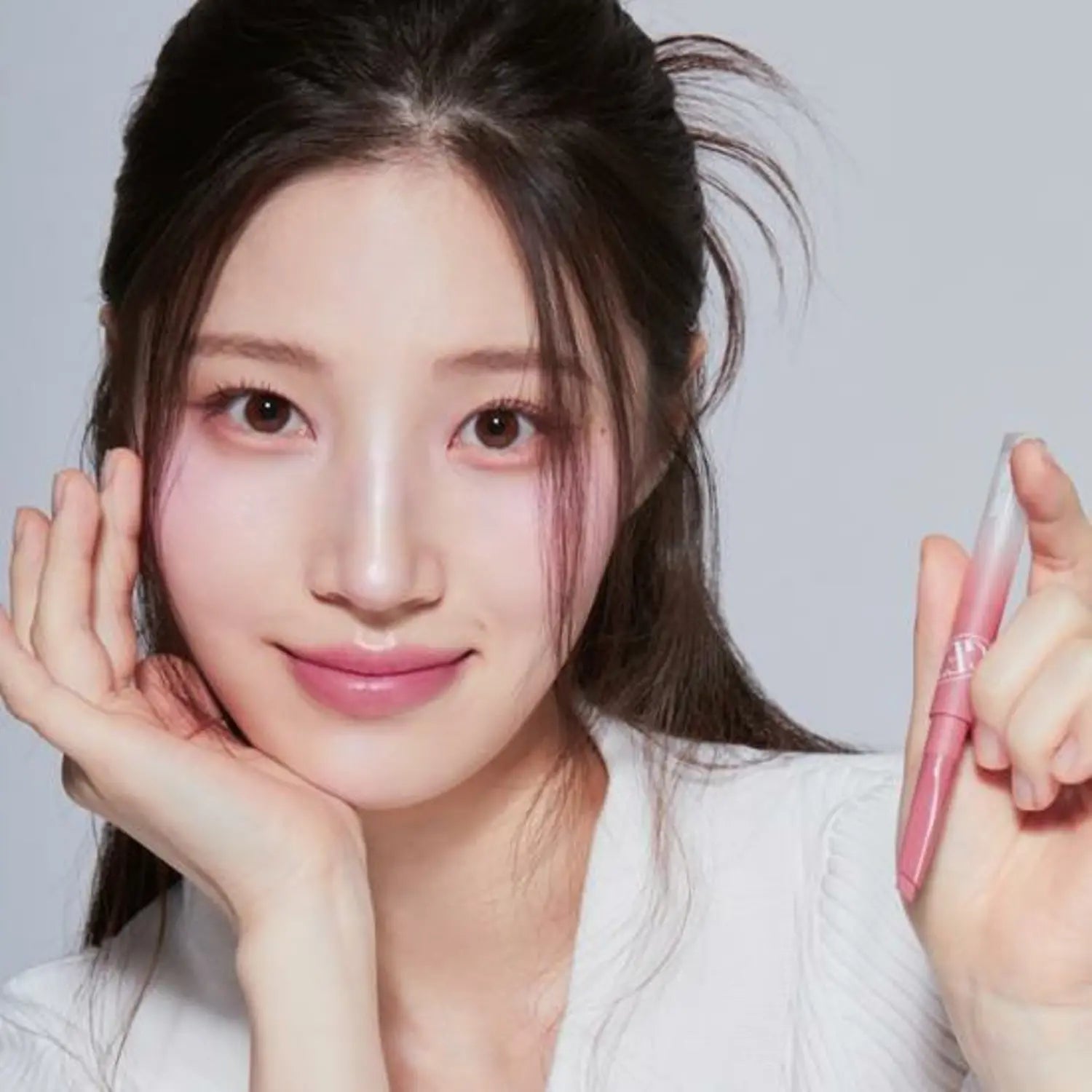 Portrait maquillage: TONY MOLY Get It Tint Lip Liner sur la main de la modèle, lèvres rosées, fond clair, marque coréenne