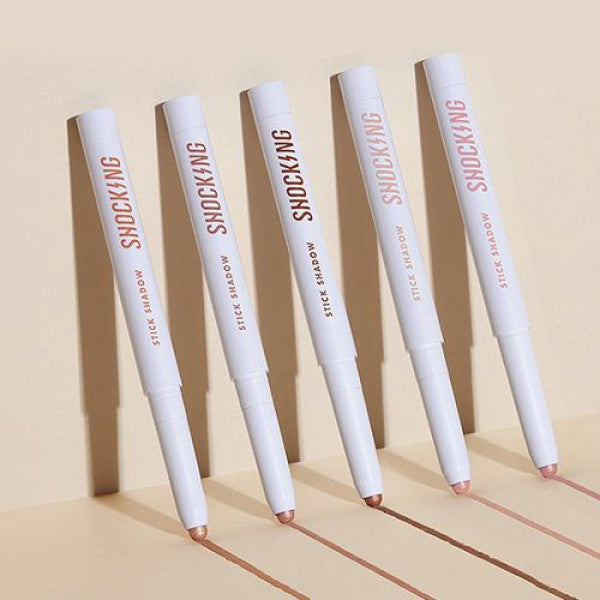 TONY MOLY The Shocking Color Fixing Stick Shadow, sticks de maquillage blancs sur fond beige, marque en gros plan.